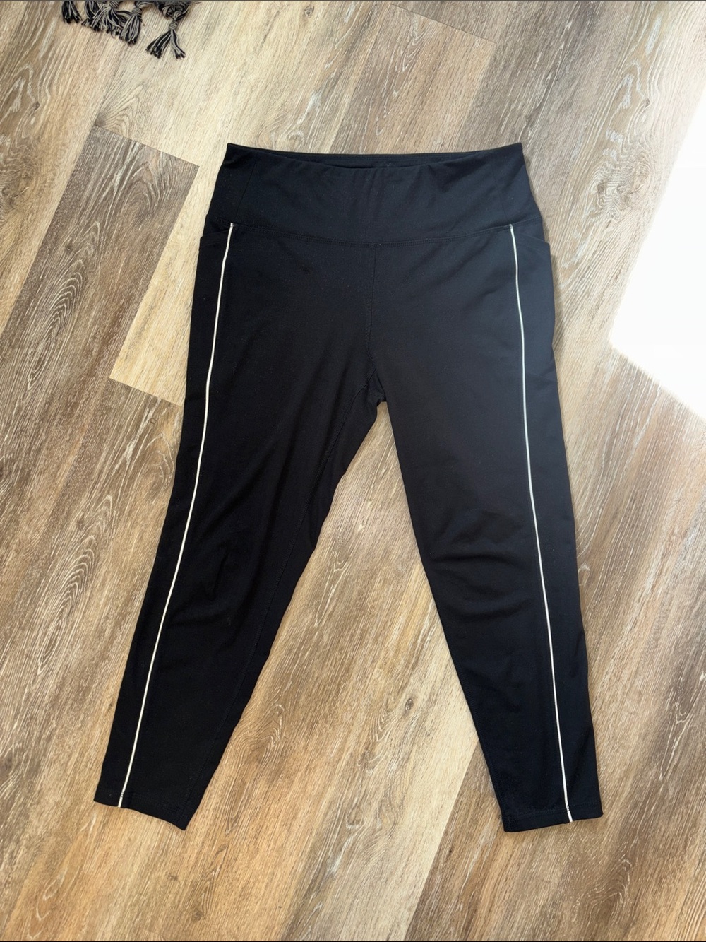 DSG High-Waist Black Leggings Contrasting Side Piping and pockets Sz Large gym